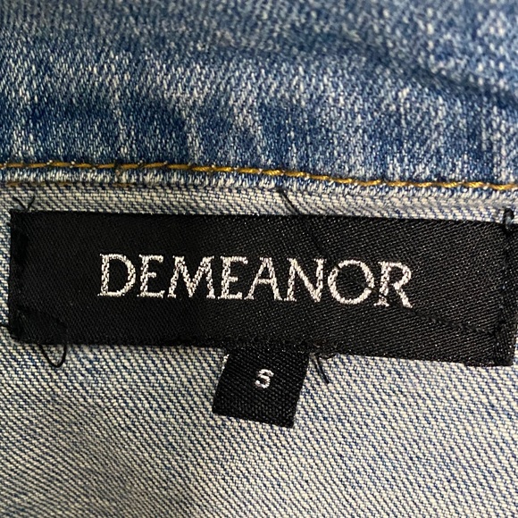 Stylish Women's Blue Denim Jacket - Picture 3 of 4